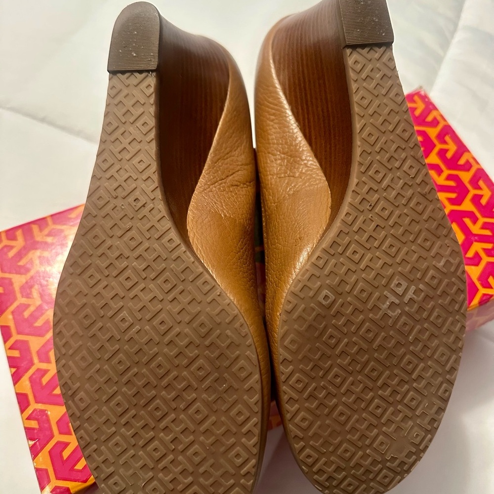 Tory Burch Camel Leather wedge Gold Logo. - Picture 4 of 6